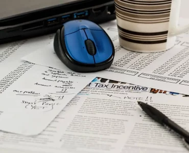 Des formulaires de taxation avec une souris et un pc en dessus