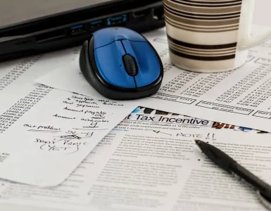 Des formulaires de taxation avec une souris et un pc en dessus