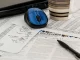 Des formulaires de taxation avec une souris et un pc en dessus