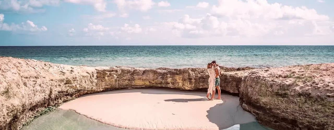 Un jeune couple en vacances au bord e la mer