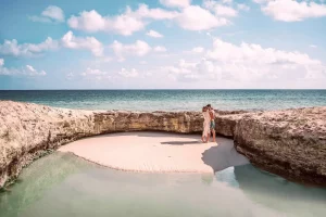 Un jeune couple en vacances au bord e la mer