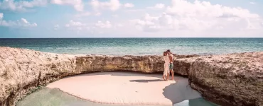 Un jeune couple en vacances au bord e la mer
