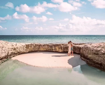Un jeune couple en vacances au bord e la mer