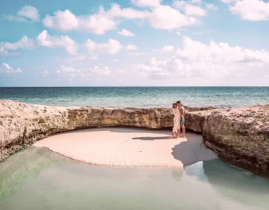 Un jeune couple en vacances au bord e la mer