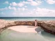 Un jeune couple en vacances au bord e la mer