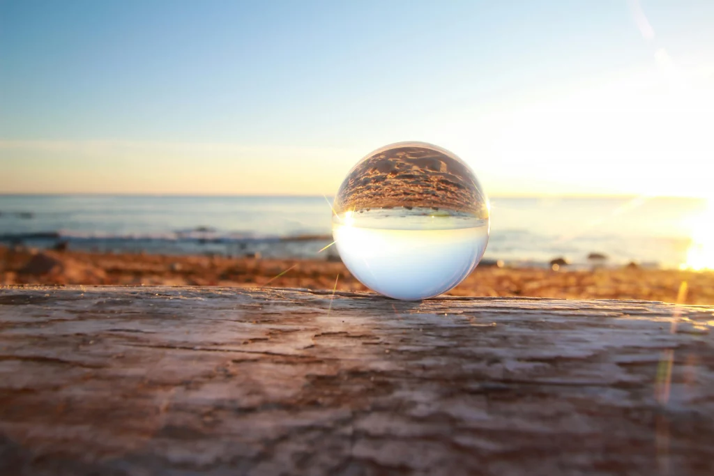 Une boule de cristal sur la plage
