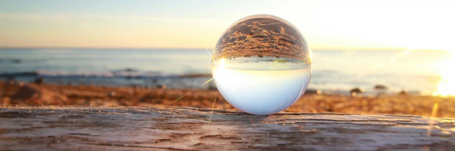 Une boule de cristal sur la plage