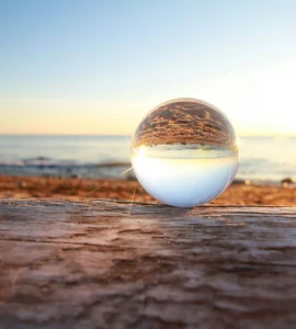 Une boule de cristal sur la plage