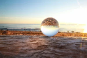 Une boule de cristal sur la plage