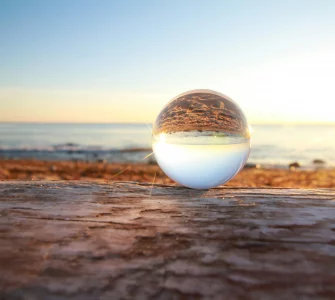 Une boule de cristal sur la plage