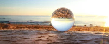 Une boule de cristal sur la plage