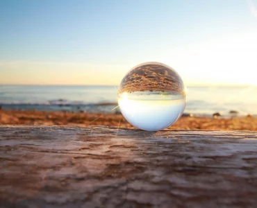 Une boule de cristal sur la plage
