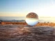 Une boule de cristal sur la plage