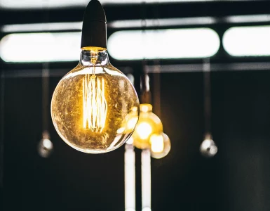 Des ampoules allumées