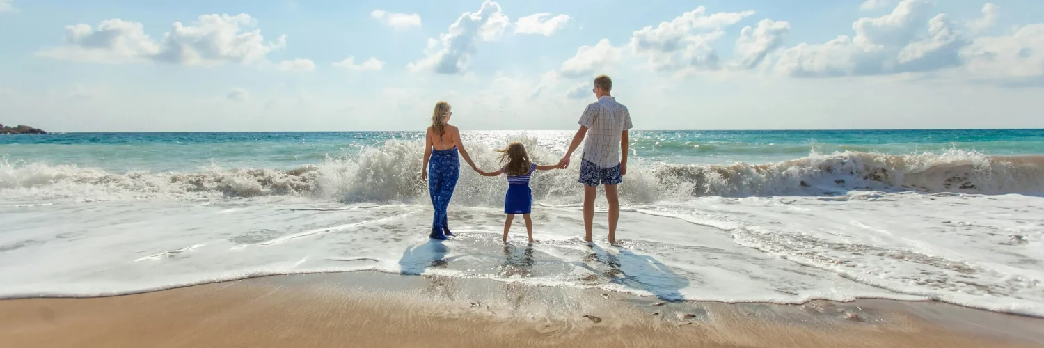 Une famille au bord de la mer