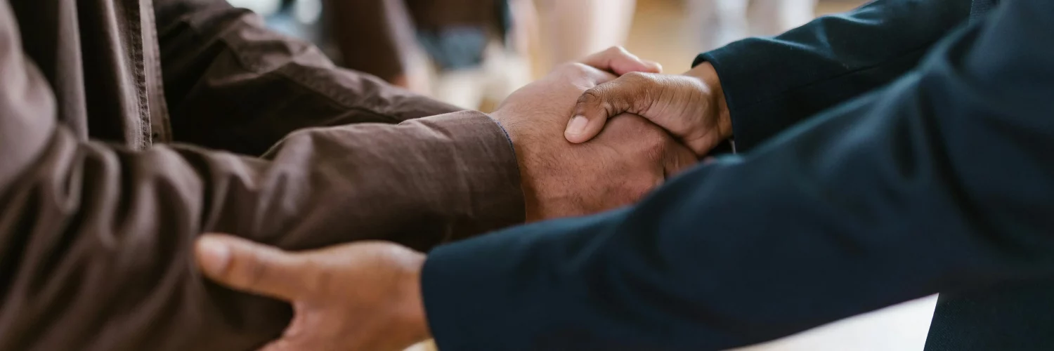 Deux hommes qui se saluent dans une réunion