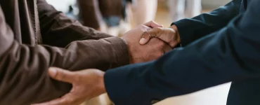 Deux hommes qui se saluent dans une réunion
