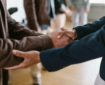 Deux hommes qui se saluent dans une réunion