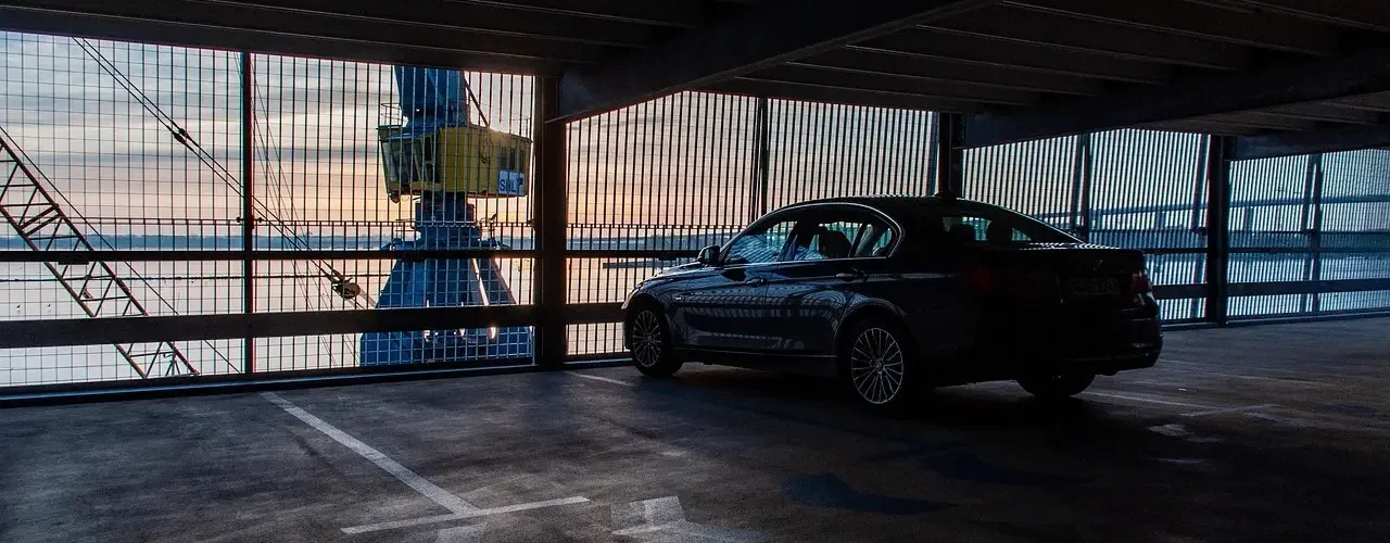Une voiture de luxe dans un parking silo sur le port