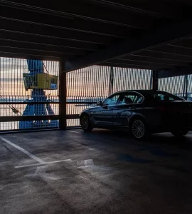 Une voiture de luxe dans un parking silo sur le port