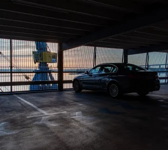 Une voiture de luxe dans un parking silo sur le port