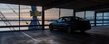 Une voiture de luxe dans un parking silo sur le port