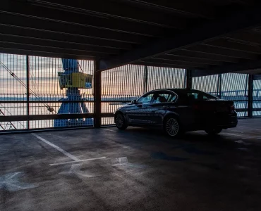 Une voiture de luxe dans un parking silo sur le port