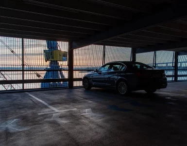 Une voiture de luxe dans un parking silo sur le port