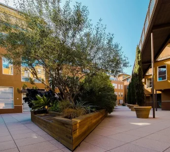 Un cour entre des copropriétés