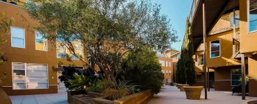 Un cour entre des copropriétés