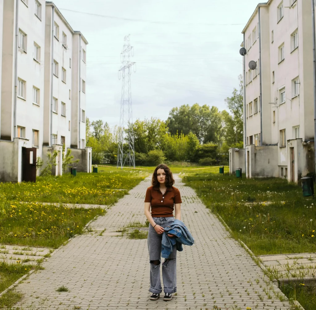 Une ado entre des immeubles HLM