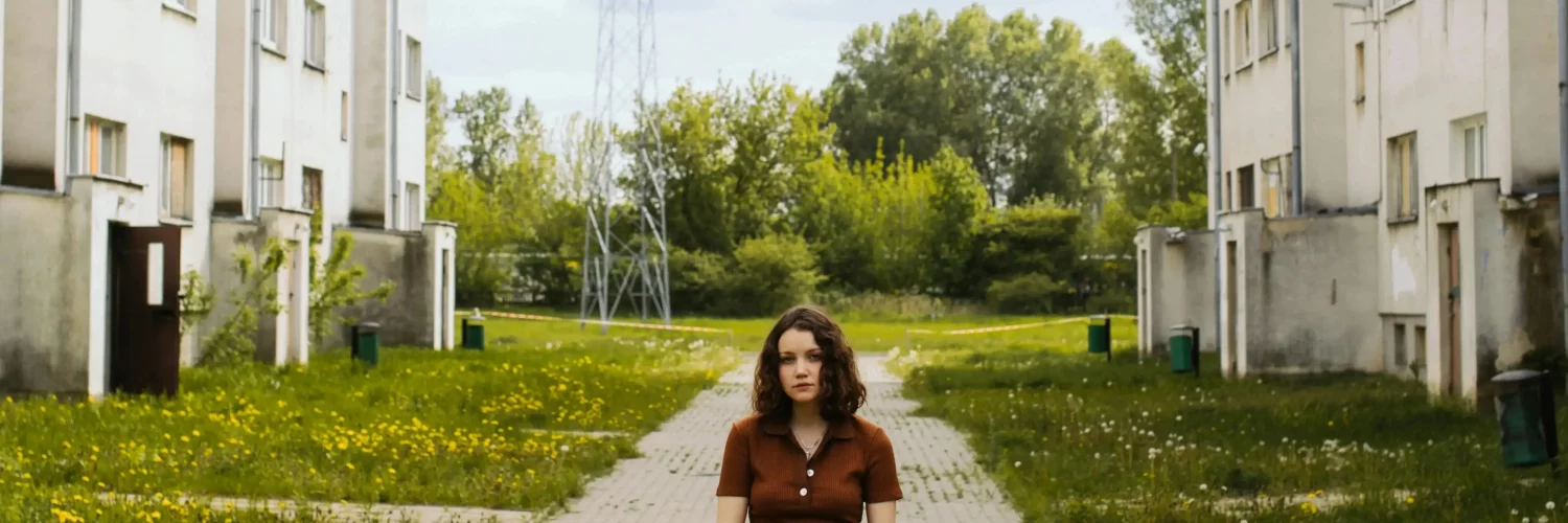 Une ado entre des immeubles HLM