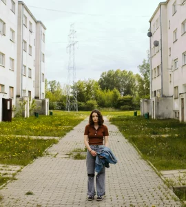 Une ado entre des immeubles HLM