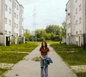 Une ado entre des immeubles HLM