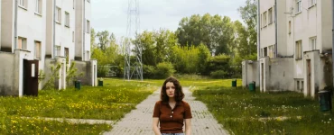 Une ado entre des immeubles HLM