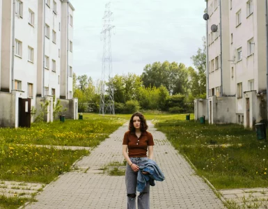 Une ado entre des immeubles HLM