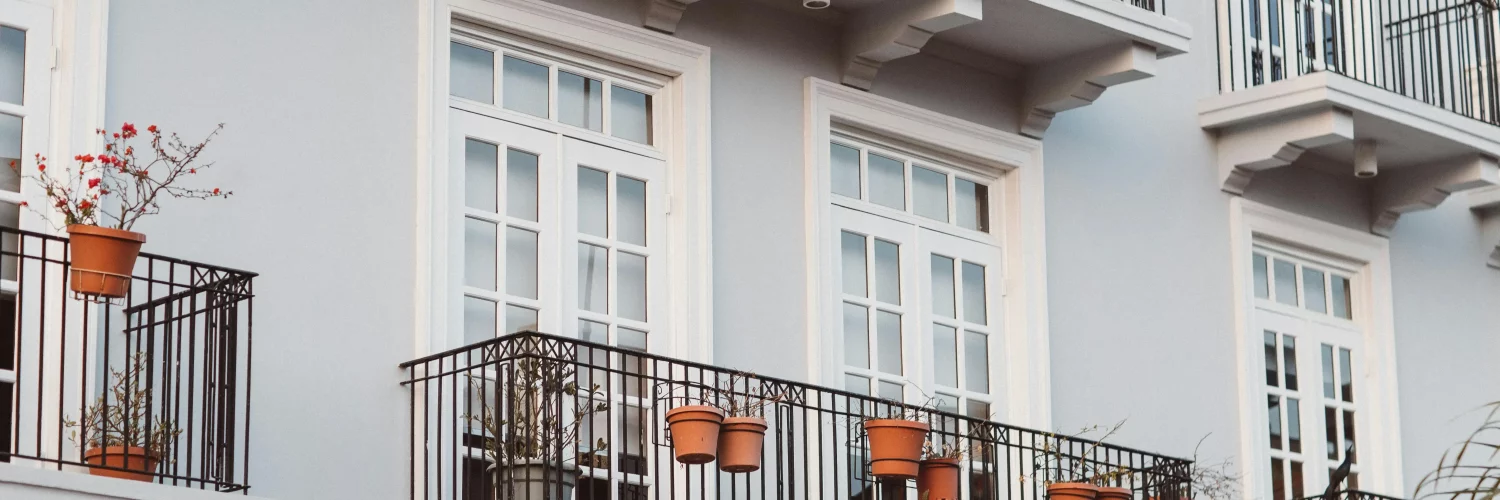 Une façade d'un joli immeuble avec des balcons