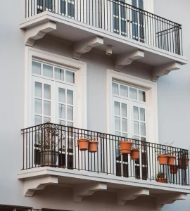 Une façade d'un joli immeuble avec des balcons