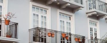 Une façade d'un joli immeuble avec des balcons