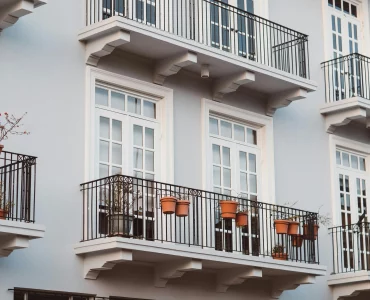 Une façade d'un joli immeuble avec des balcons