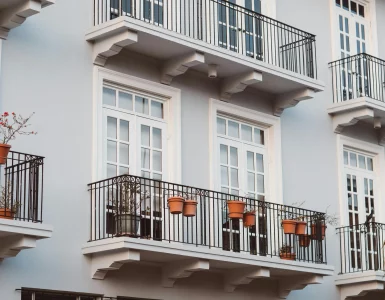 Une façade d'un joli immeuble avec des balcons