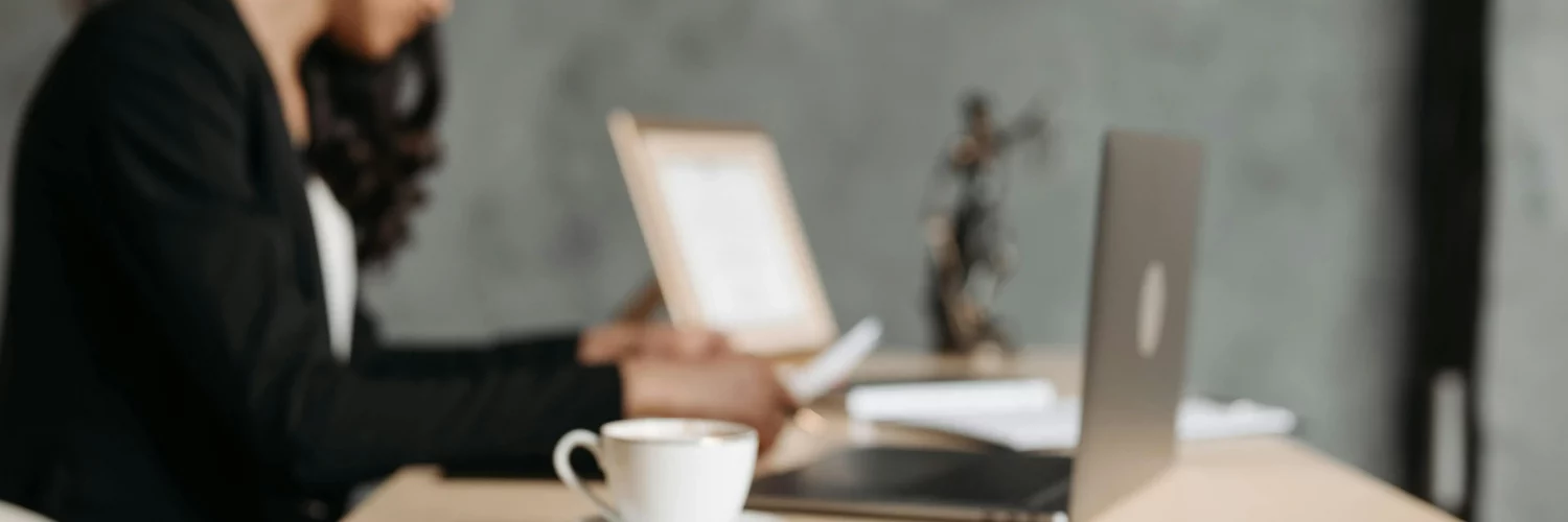 Une femme sur son bureau en train de calculer son loyer