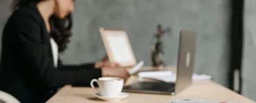Une femme sur son bureau en train de calculer son loyer