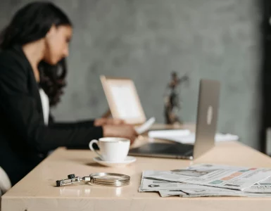 Une femme sur son bureau en train de calculer son loyer