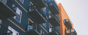 Un immeuble peint en bleu à coté d'un autre en orange