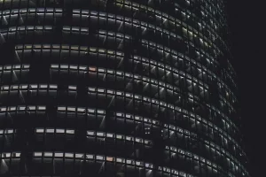 Un siège de banque la nuit