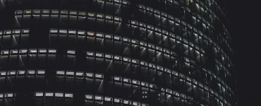 Un siège de banque la nuit