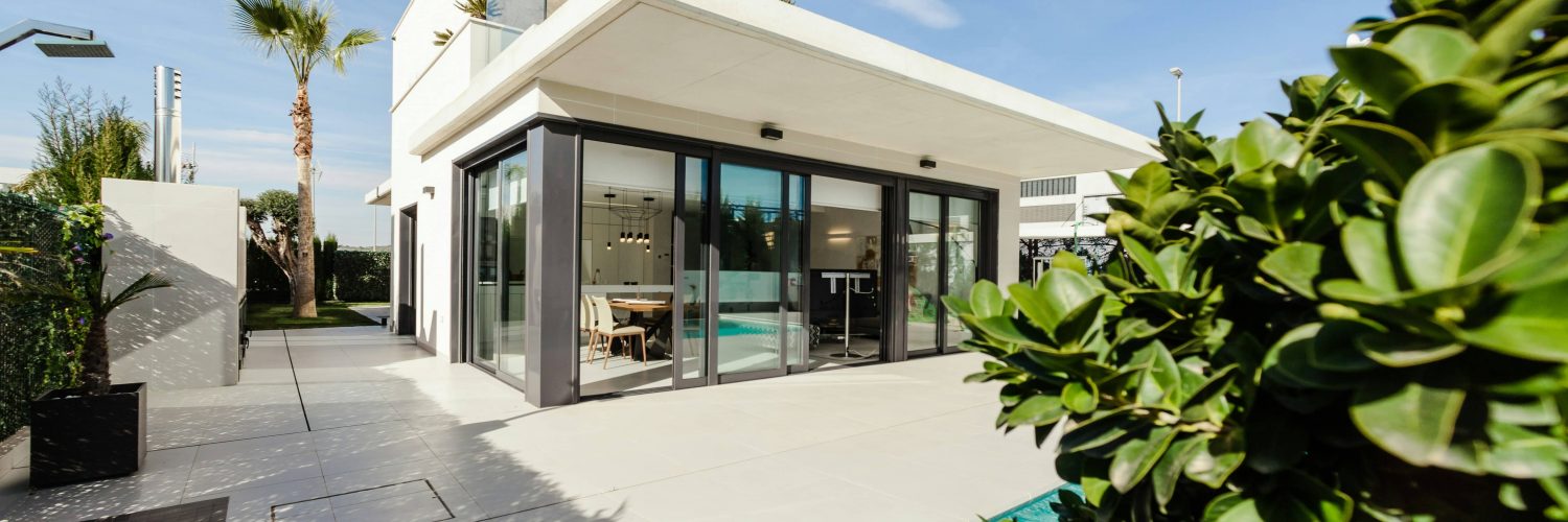 Une villa avec piscine