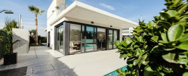 Une villa avec piscine