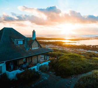 Une villa au bord de la mer